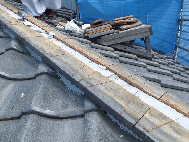 熨斗瓦を積み上げ